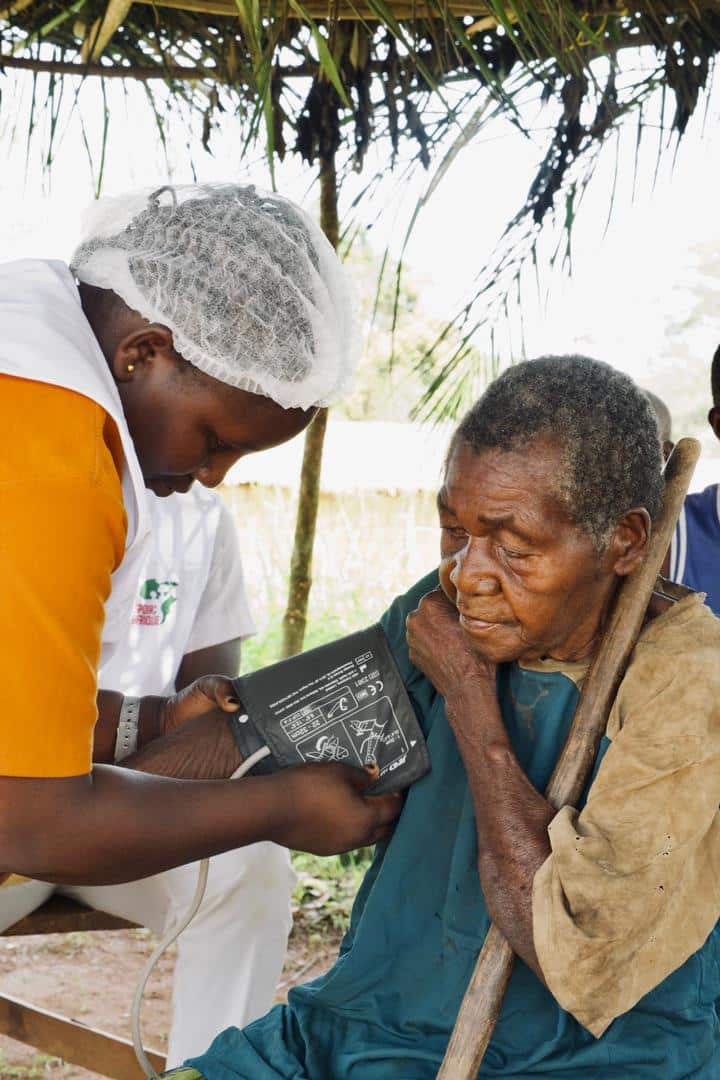 Bénévole d'Espoir Santé Afrique lors d'une campagne de dépistage